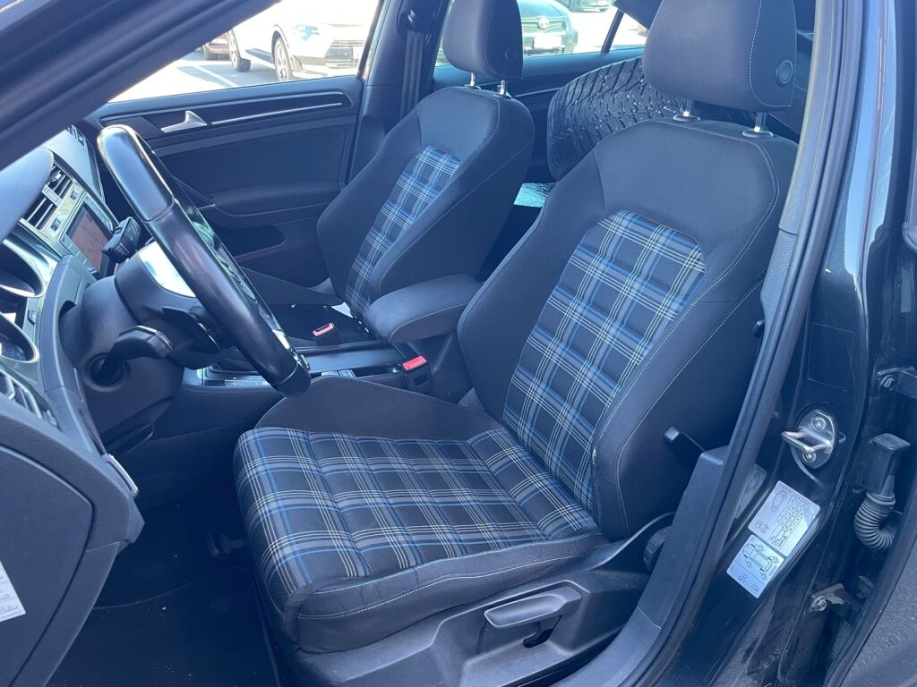Volkswagen Golf 2015 Musta