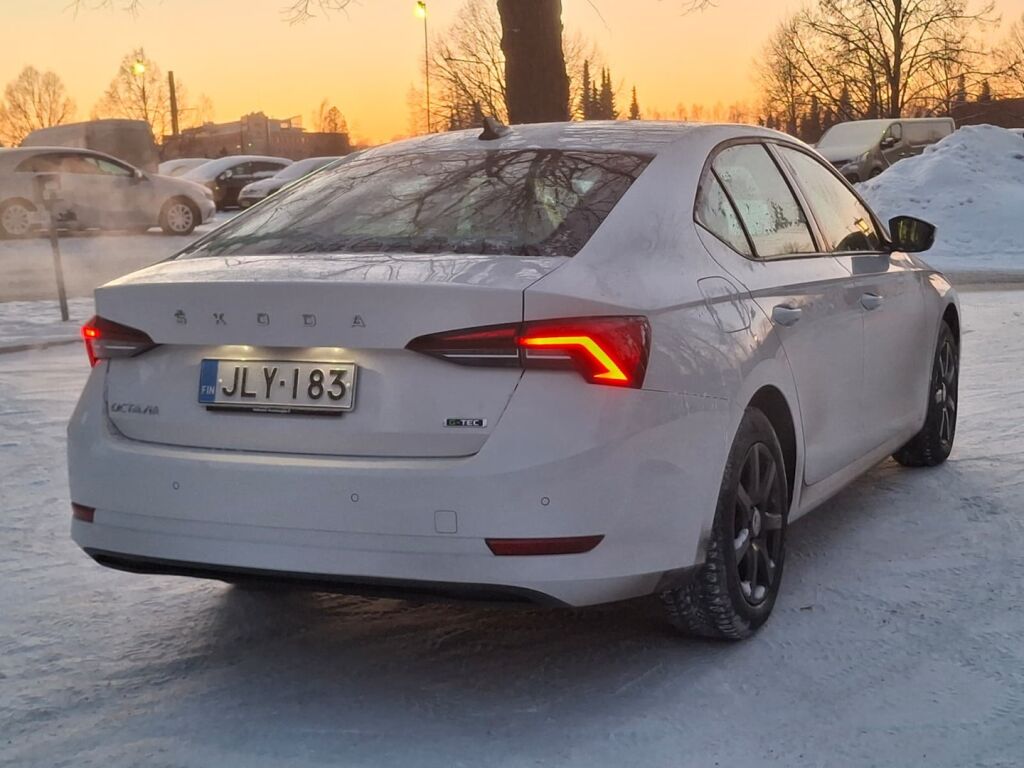 Skoda Octavia 2021 Valkoinen