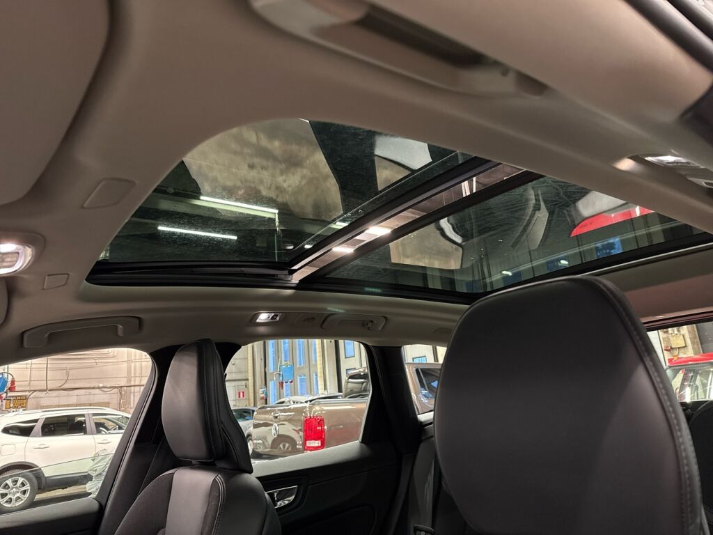 Volvo XC60 2021 Valkoinen