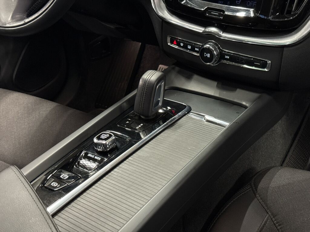 Volvo XC60 2021 Valkoinen