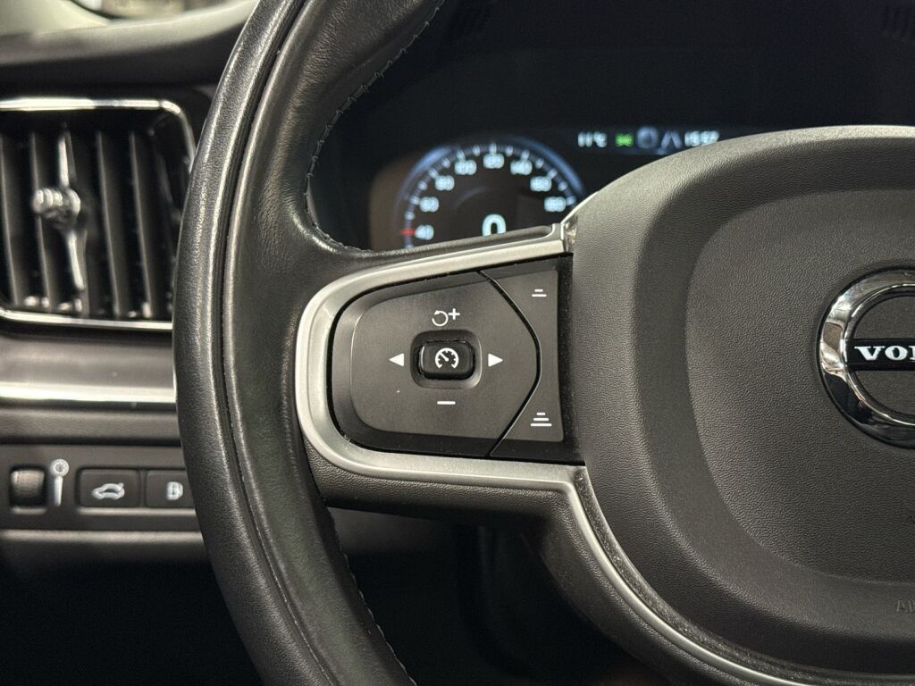 Volvo XC60 2021 Valkoinen