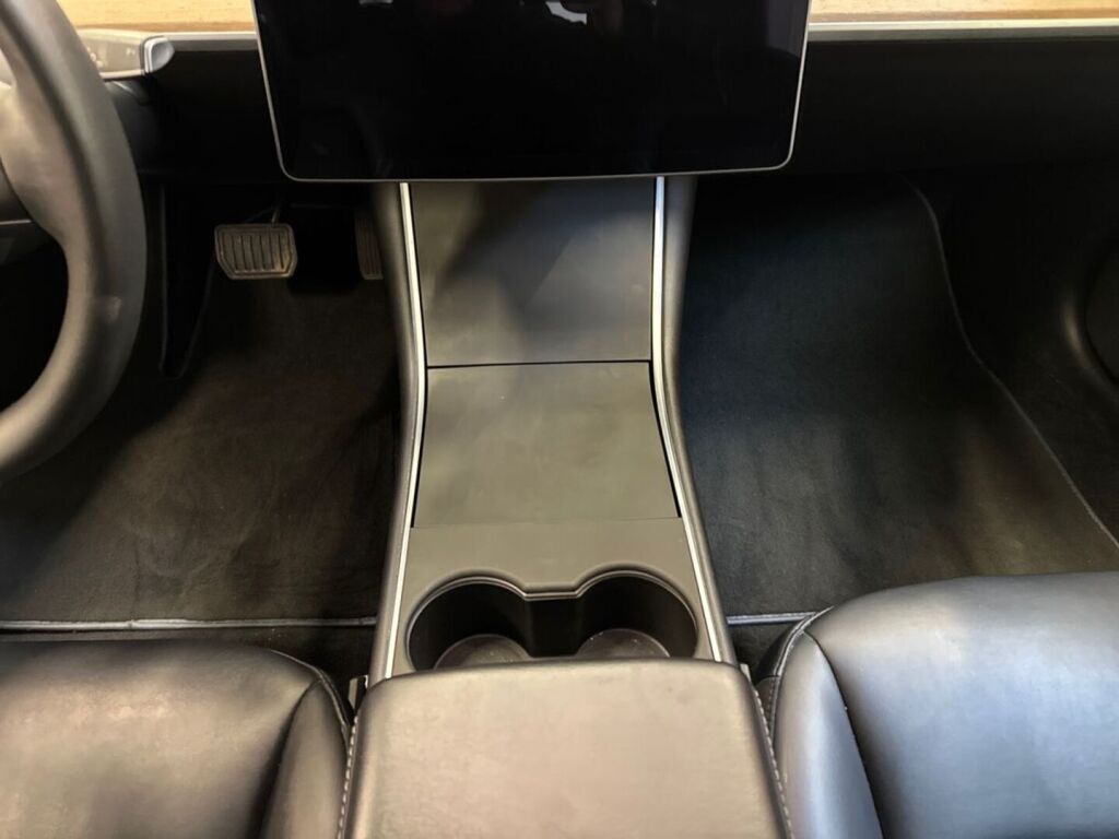Tesla Model 3 2020 Sininen