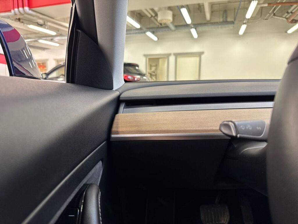 Tesla Model 3 2020 Sininen