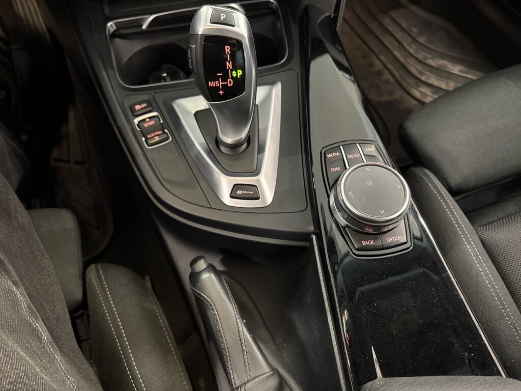 BMW 330 2018 Valkoinen