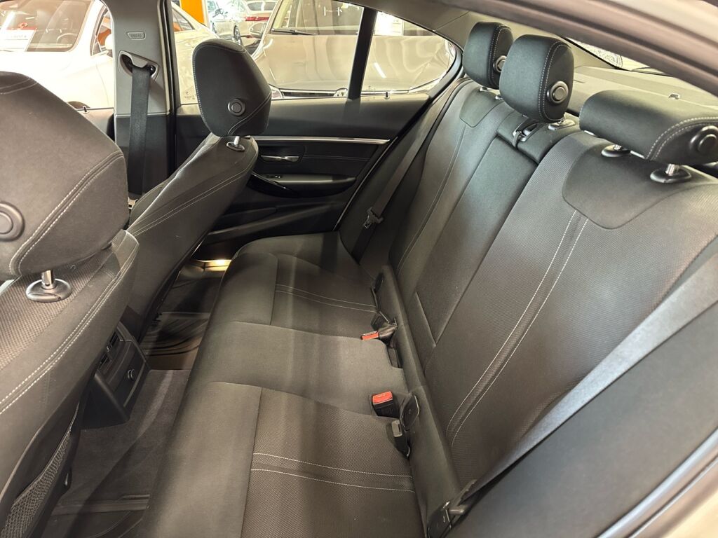 BMW 330 2018 Valkoinen