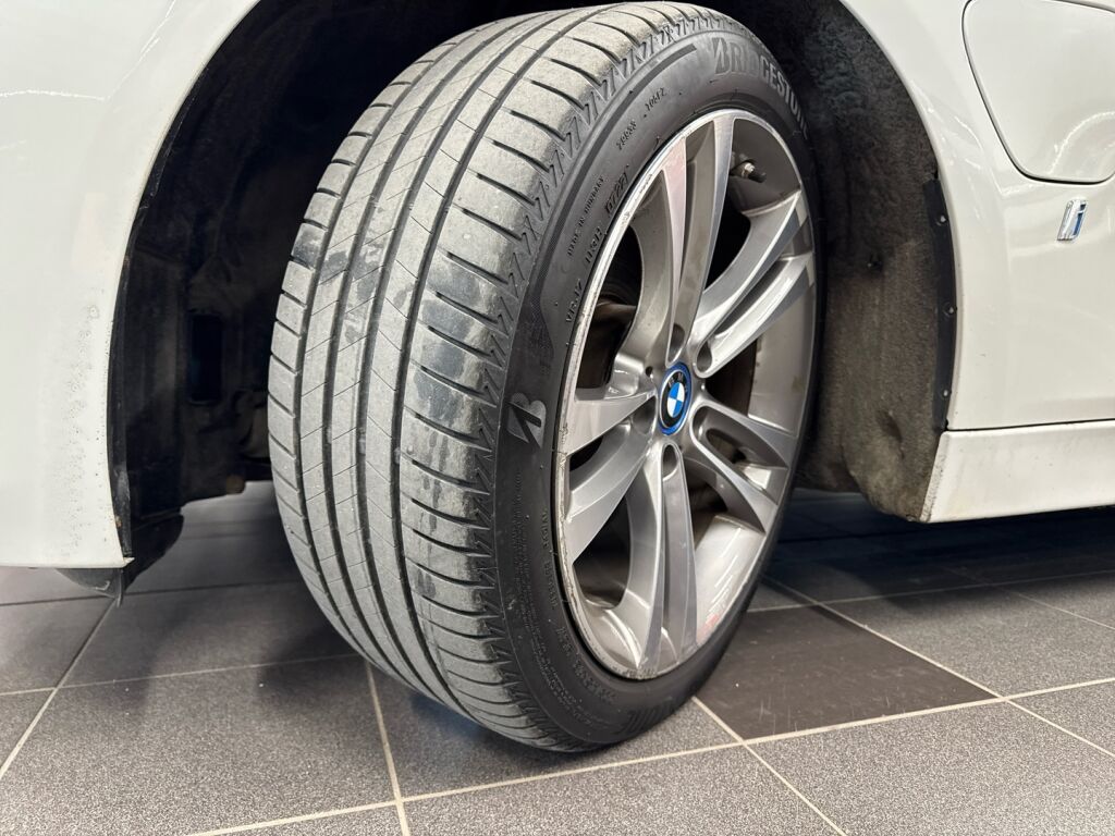 BMW 330 2018 Valkoinen