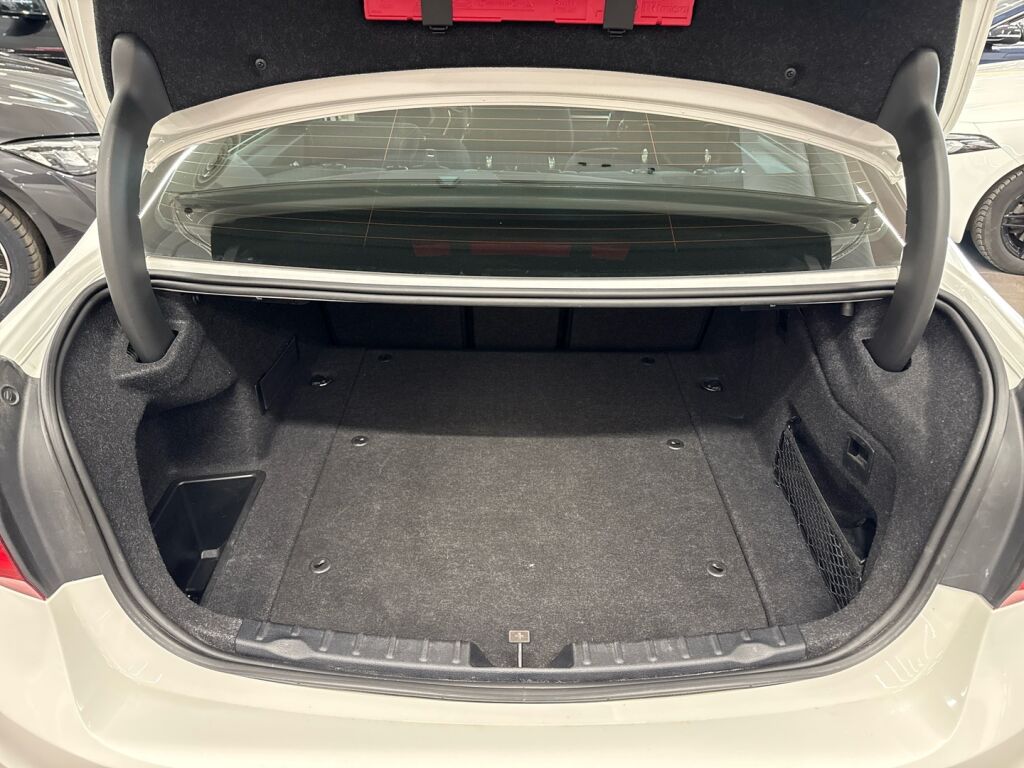 BMW 330 2018 Valkoinen