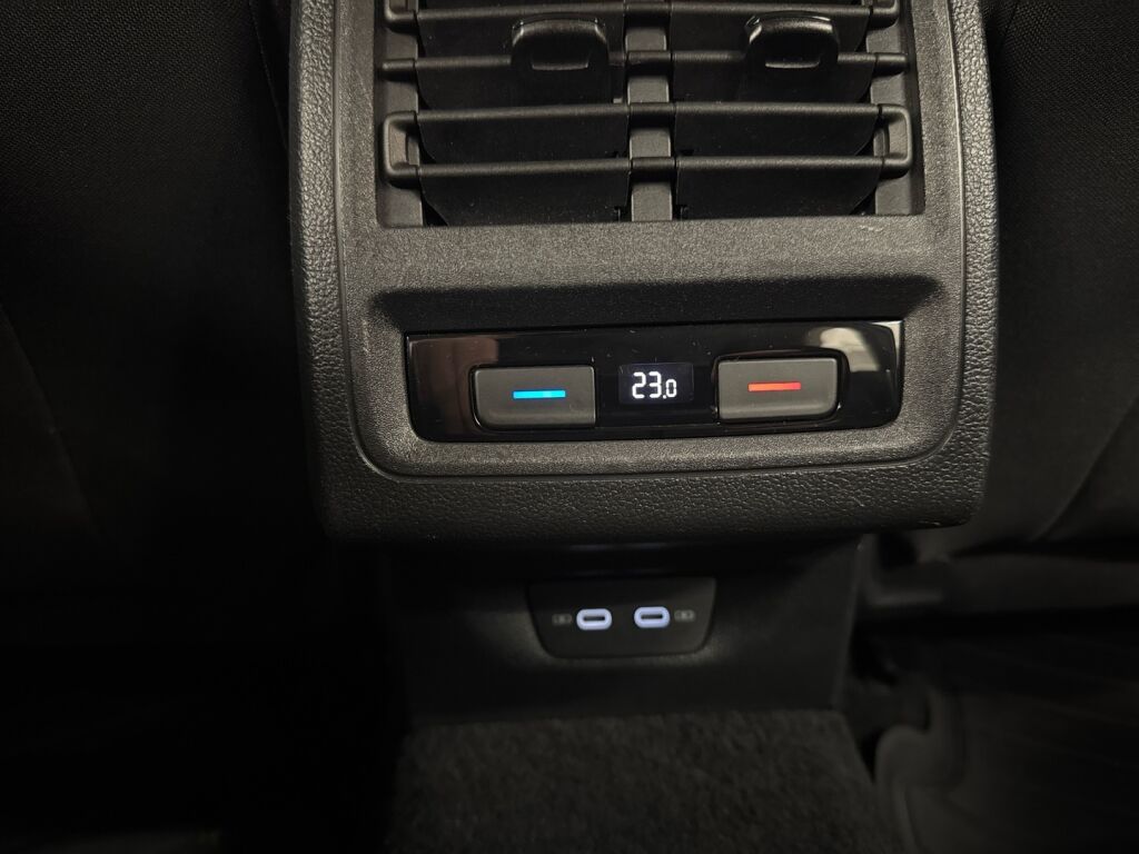 Volkswagen Golf 2021 Valkoinen