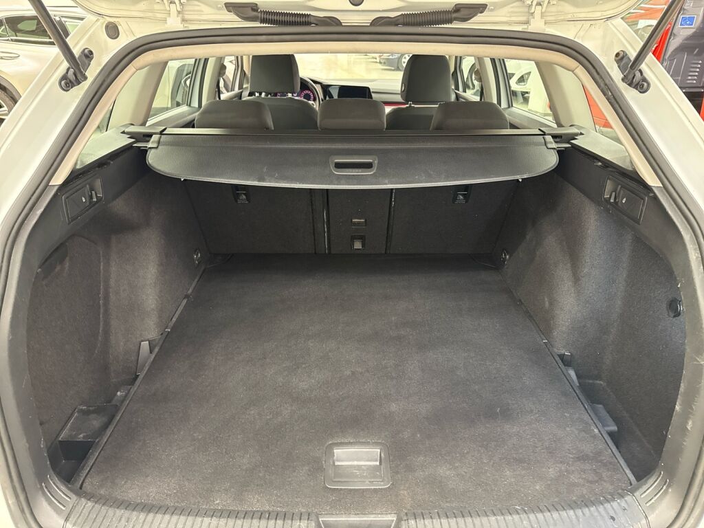 Volkswagen Golf 2021 Valkoinen