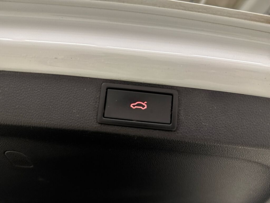 Skoda Octavia 2021 Valkoinen