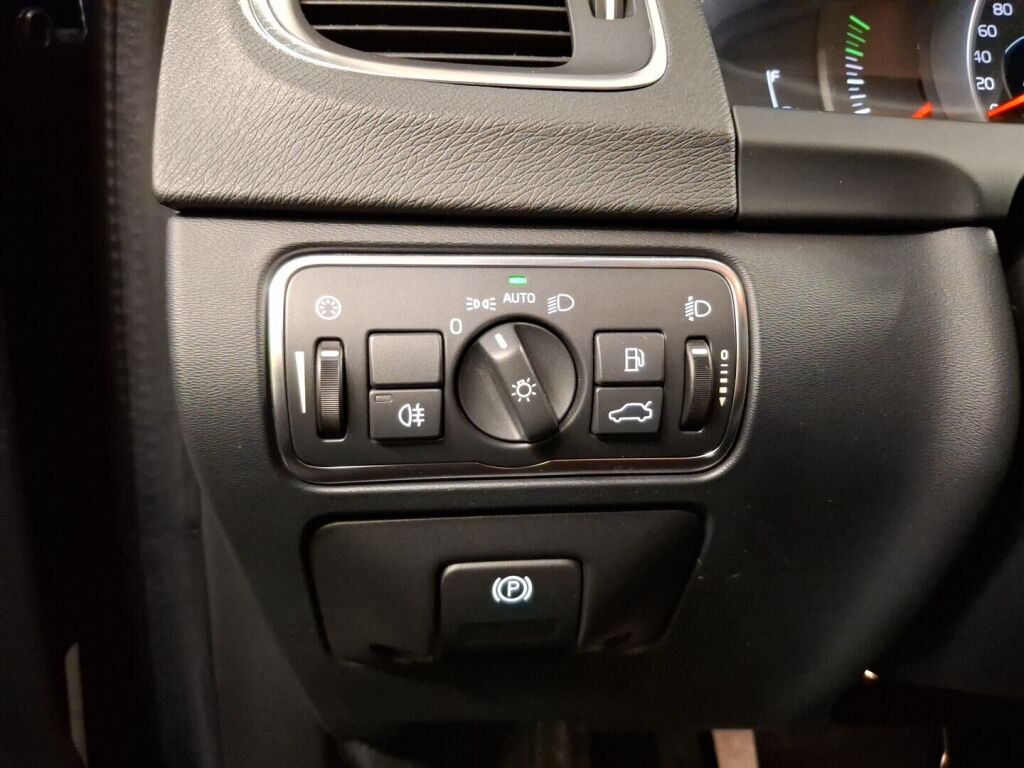 Volvo V60 2016 Musta