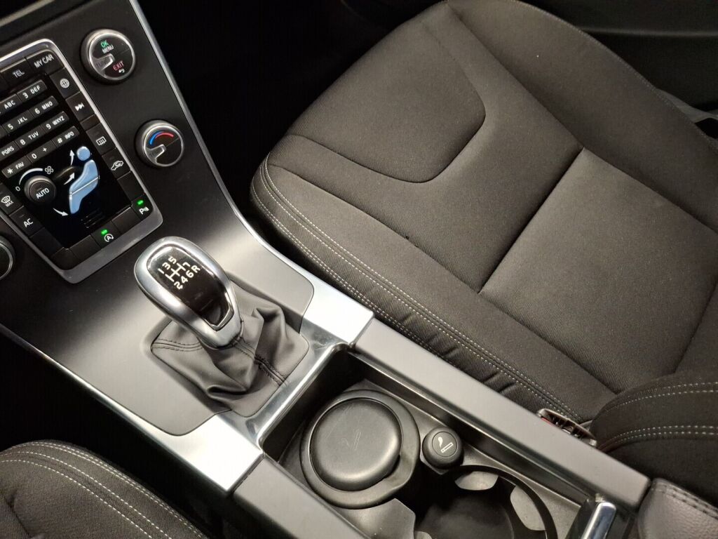 Volvo V60 2016 Musta