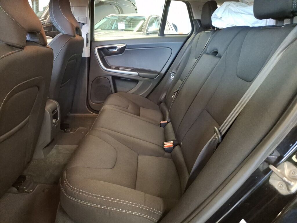 Volvo V60 2016 Musta