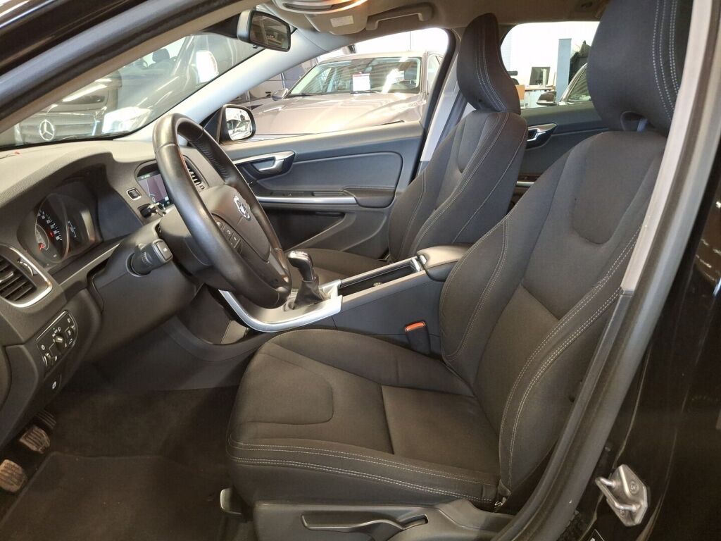 Volvo V60 2016 Musta