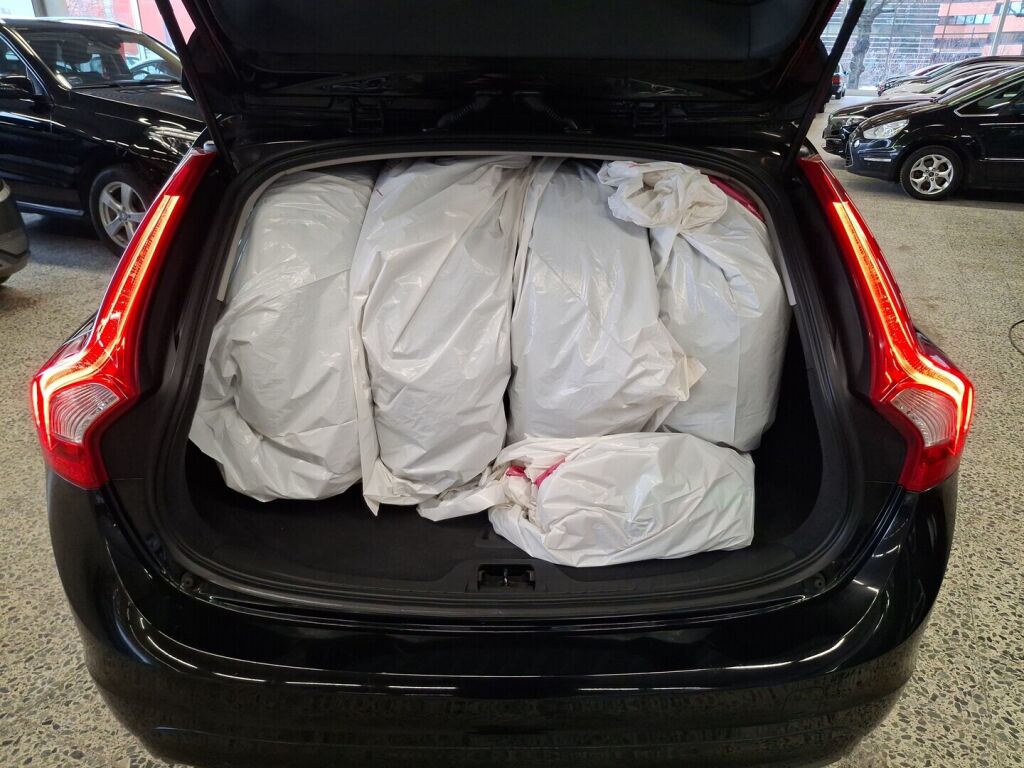 Volvo V60 2016 Musta