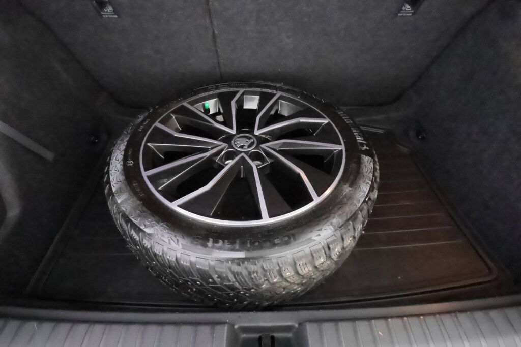 Skoda Kamiq 2021 Musta