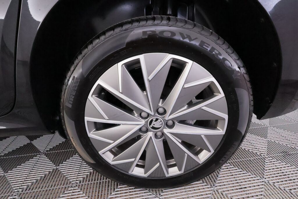 Skoda Kamiq 2021 Musta