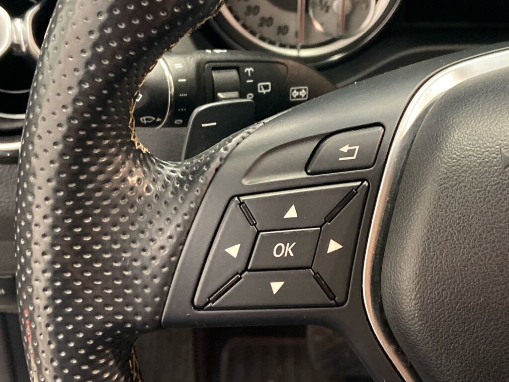 Mercedes-Benz GLA 2014 Musta