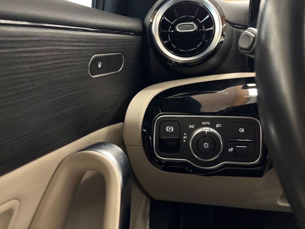 Mercedes-Benz A 2023 Musta