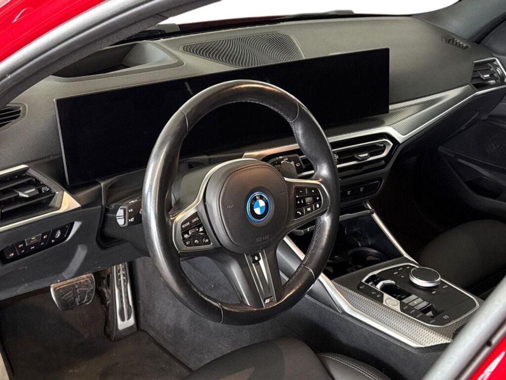 BMW 330 2023 Punainen