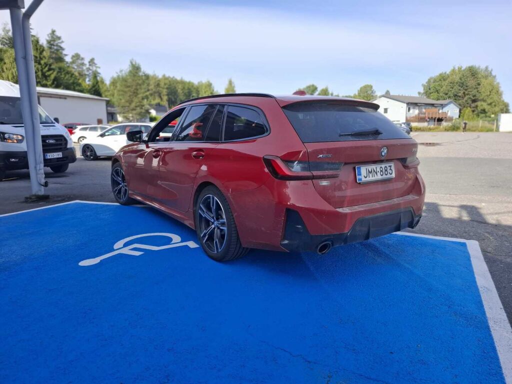 BMW 330 2023 Punainen