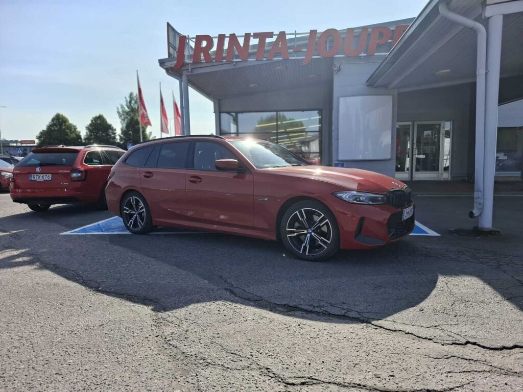 BMW 330 2023 Punainen