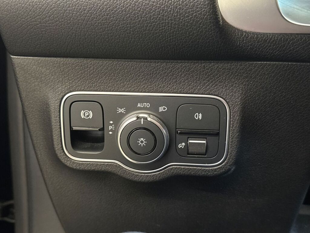 Mercedes-Benz EQB 2022 Musta