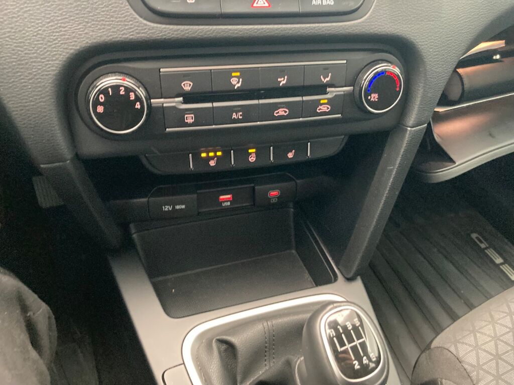 Kia Ceed 2023 Metallinhohto Hopea