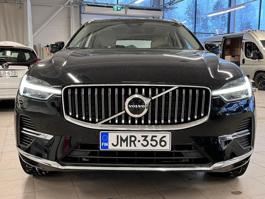 Volvo XC60 2023 Musta