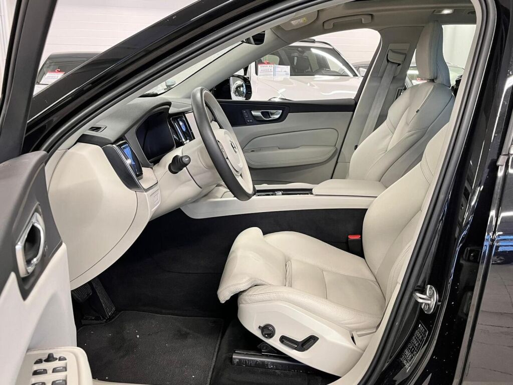 Volvo XC60 2023 Musta