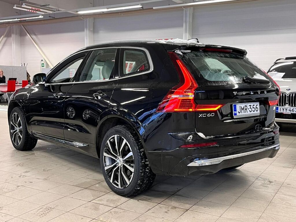 Volvo XC60 2023 Musta