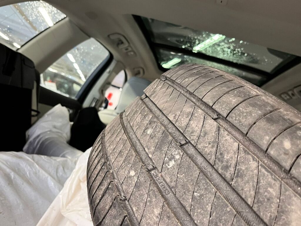 Volvo XC60 2023 Musta