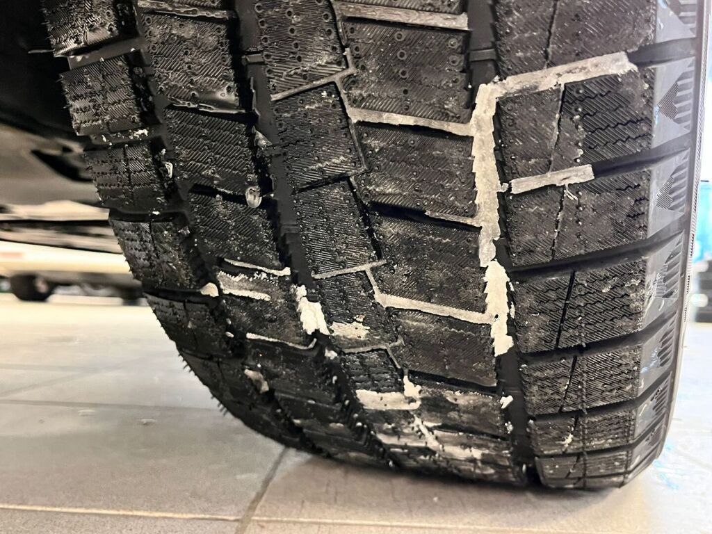 Volvo XC60 2023 Musta