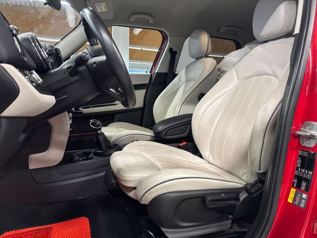 Mini Countryman 2019 Punainen