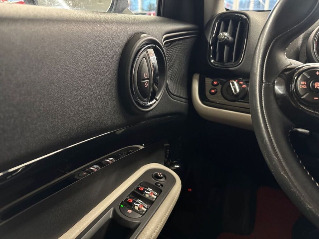 Mini Countryman 2019 Punainen