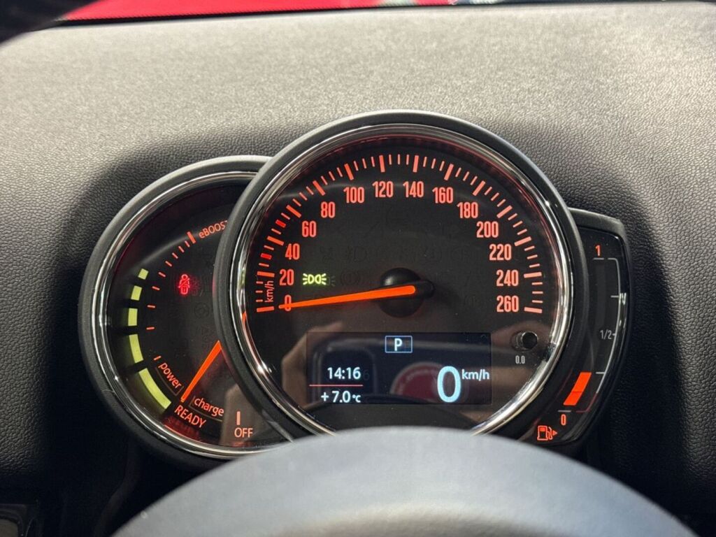 Mini Countryman 2019 Punainen