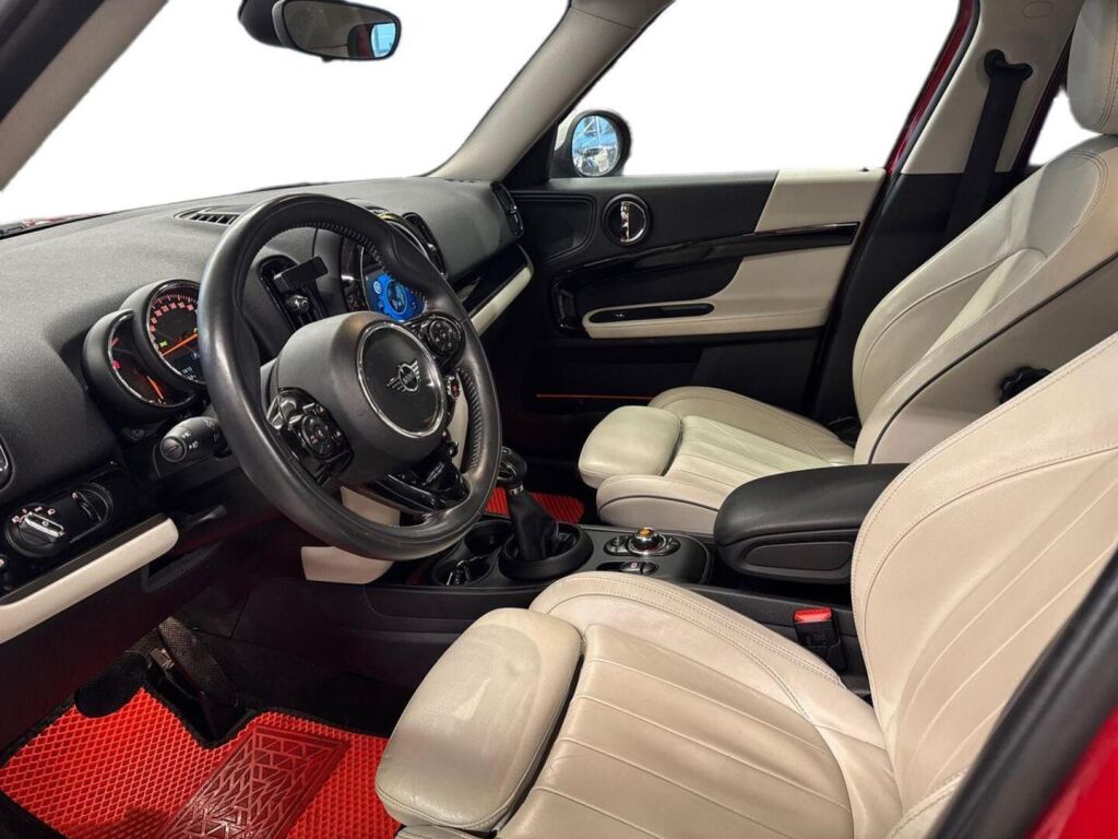 Mini Countryman 2019 Punainen