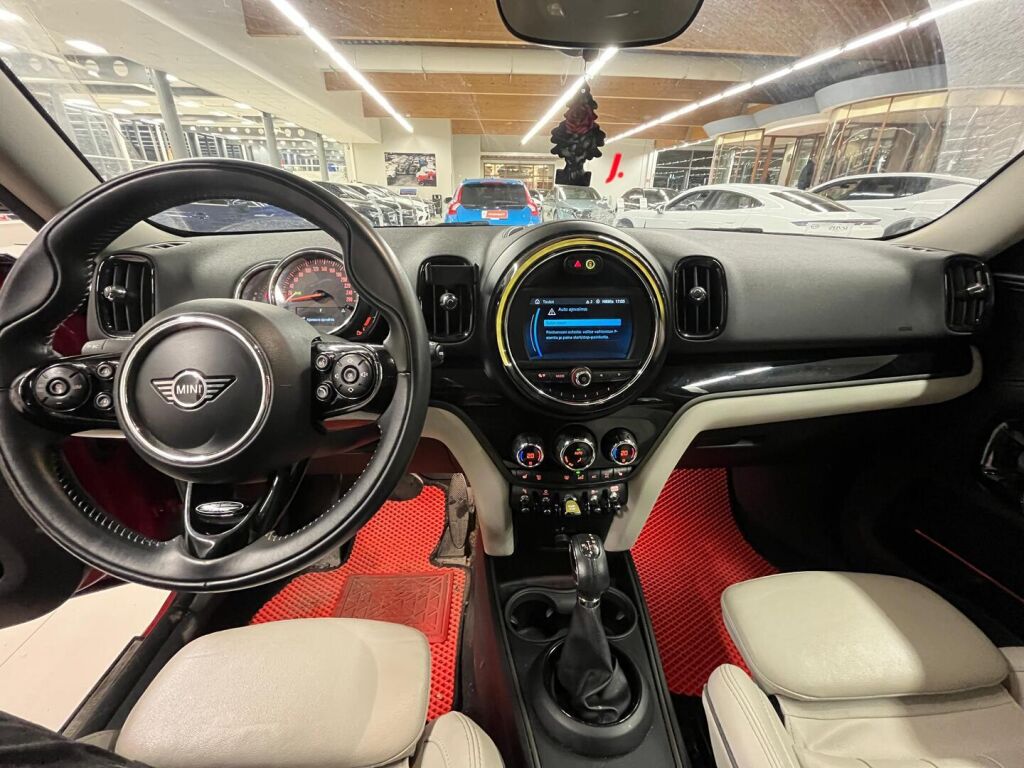 Mini Countryman 2019 Punainen