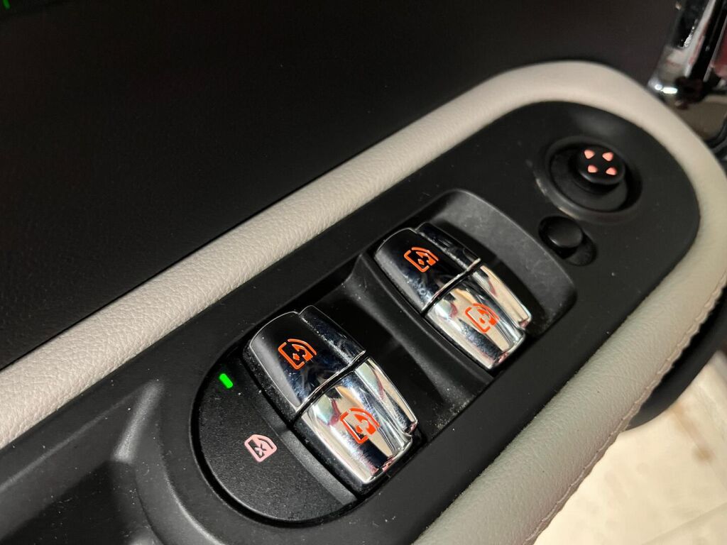 Mini Countryman 2019 Punainen