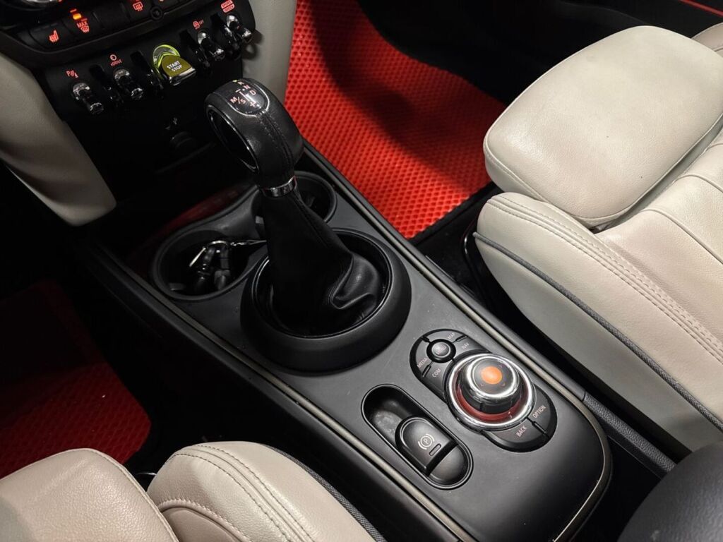 Mini Countryman 2019 Punainen