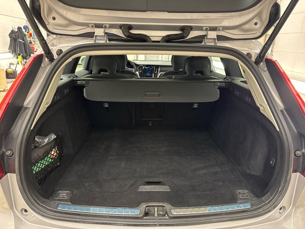 Volvo V60 2022 Harmaa