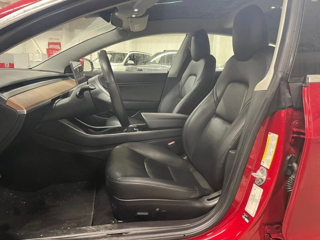 Tesla MODEL 3 2019 Punainen
