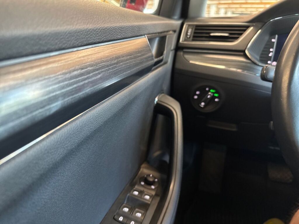 Skoda Superb 2022 Punainen