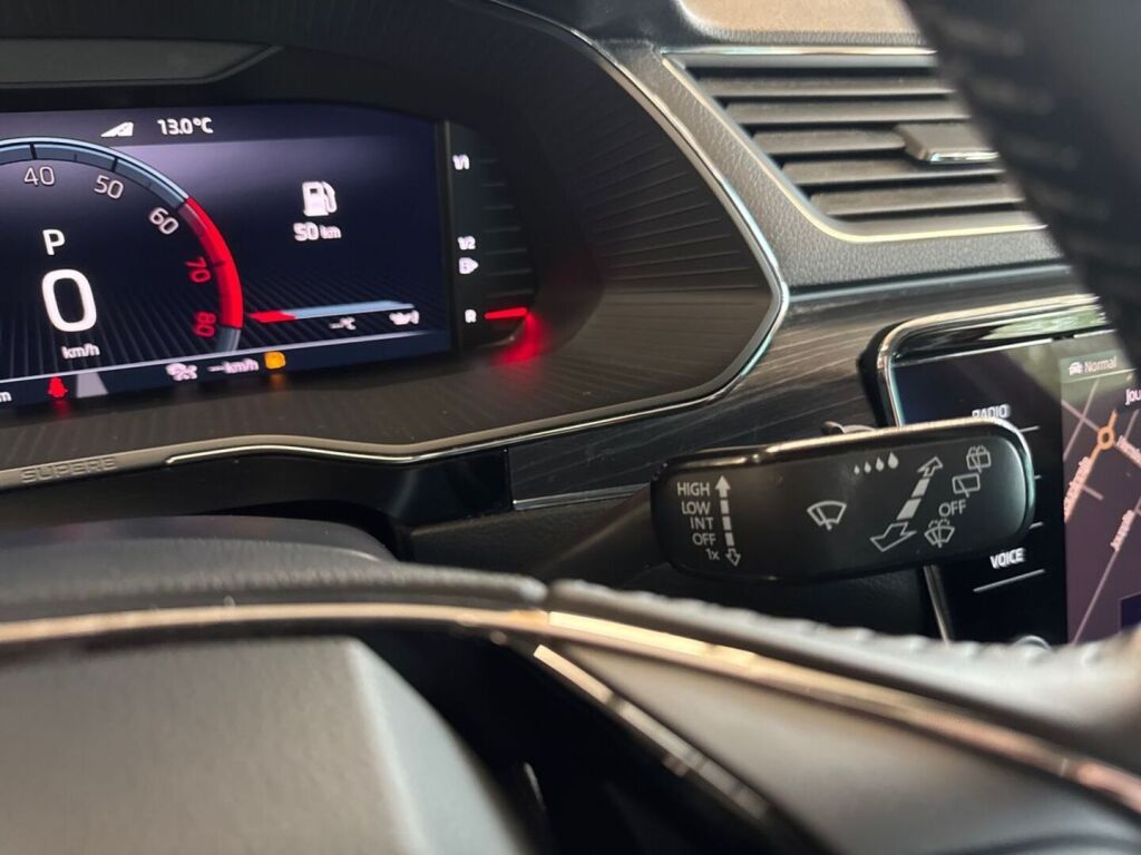 Skoda Superb 2022 Punainen