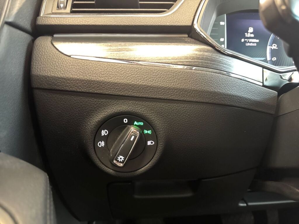 Skoda Superb 2022 Punainen