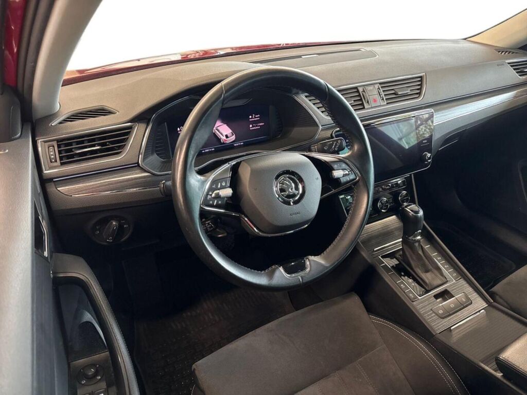 Skoda Superb 2022 Punainen