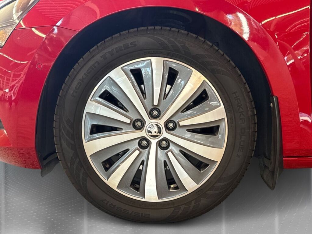 Skoda Superb 2022 Punainen