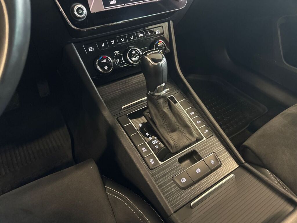 Skoda Superb 2022 Punainen