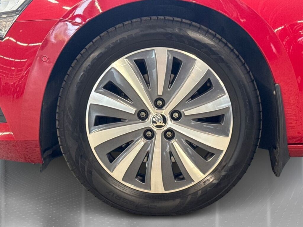 Skoda Superb 2022 Punainen