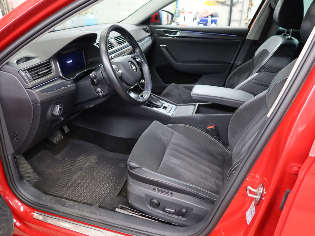 Skoda Superb 2022 Punainen